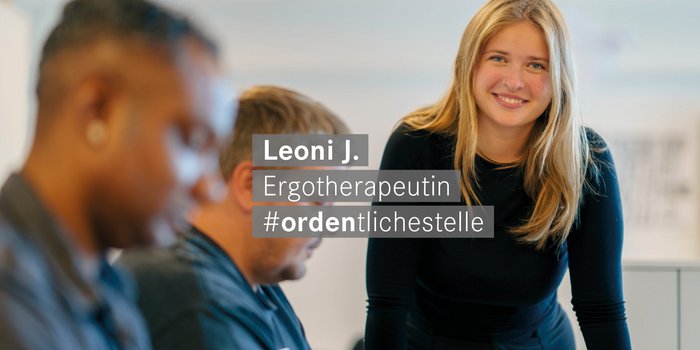 Ergotherapeutin mit langen blonden Haaren laechelt freundlich in die Kamera